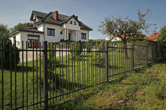 kovaný plot
